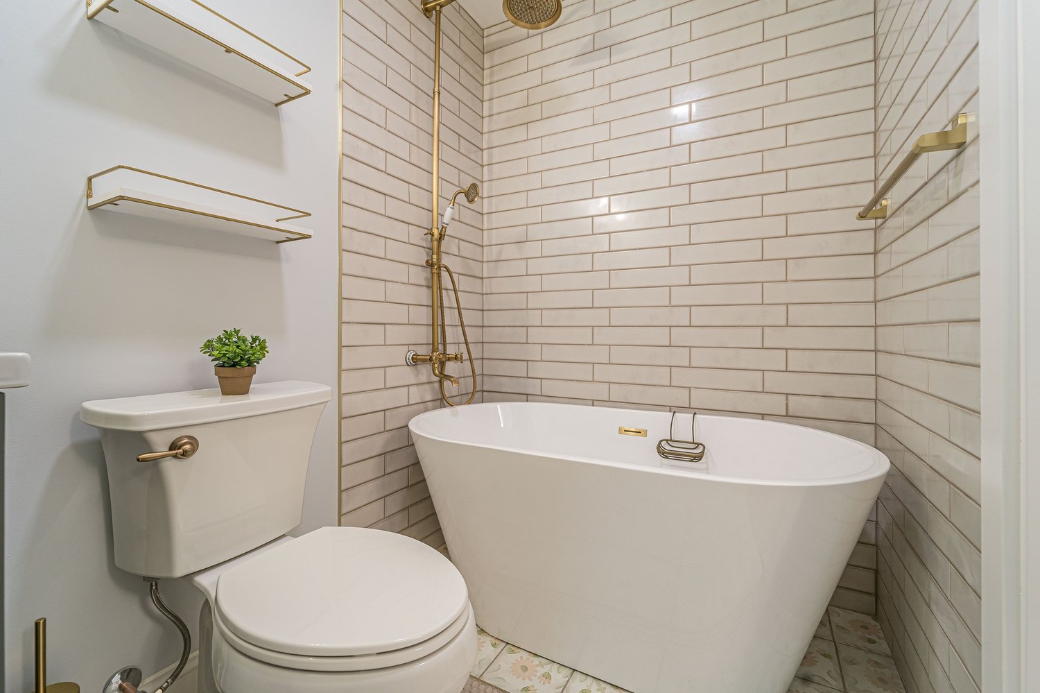 2227 Peachtree Street bath