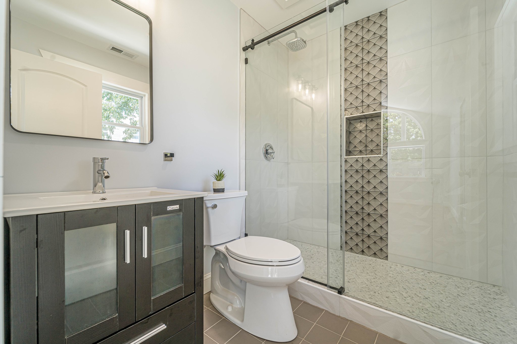 2227 Peachtree Street tiled shower bath
