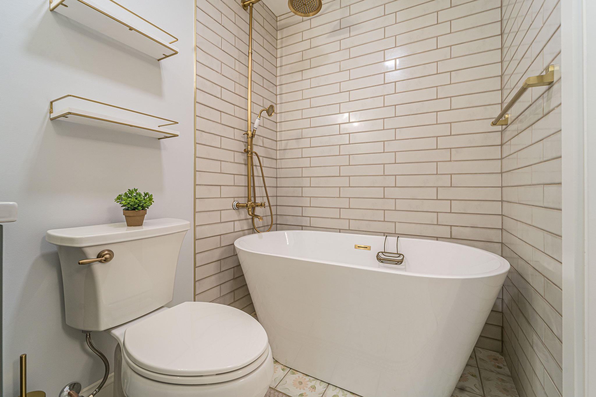 2227 Peachtree Street soaking tub bath